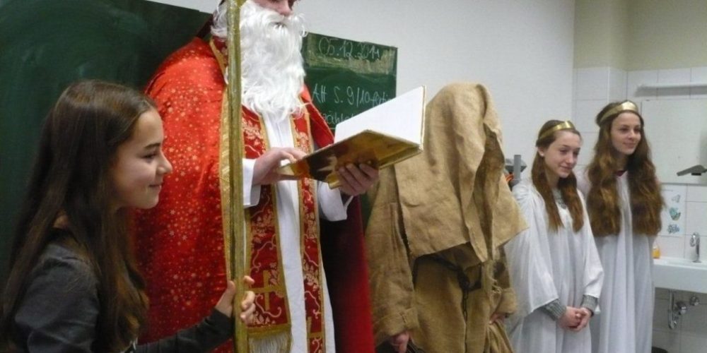 St. Nikolaus “fairteilt” Nikoläuse an der Ursulinen Realschule